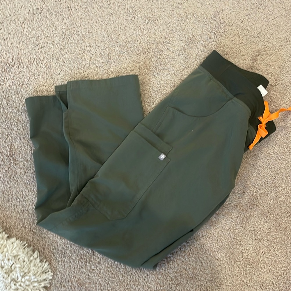 Figs Kade scrub pants in Moss
